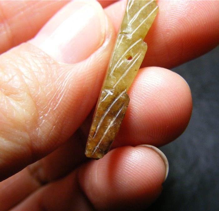 独立完整 清代老坑深黄翡翡翠三角形大长花卉