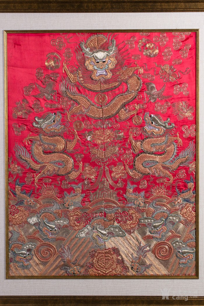 清 红地刺绣龙纹挂屏