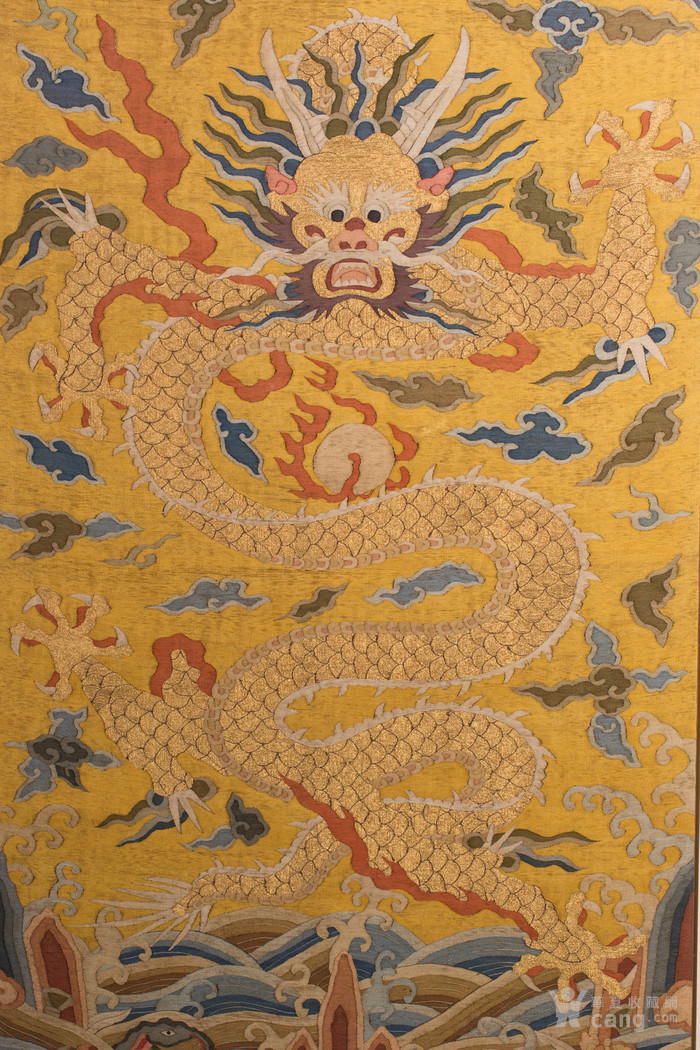 清 缂丝精工黄地龙纹挂屏