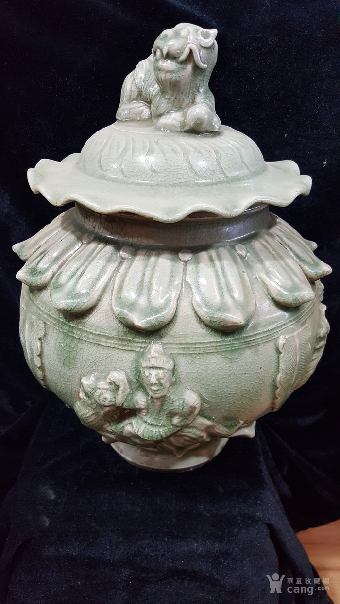 元代龙泉窑莲花罐