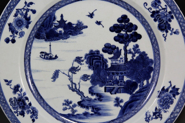 清乾隆青花山水纹大盘
