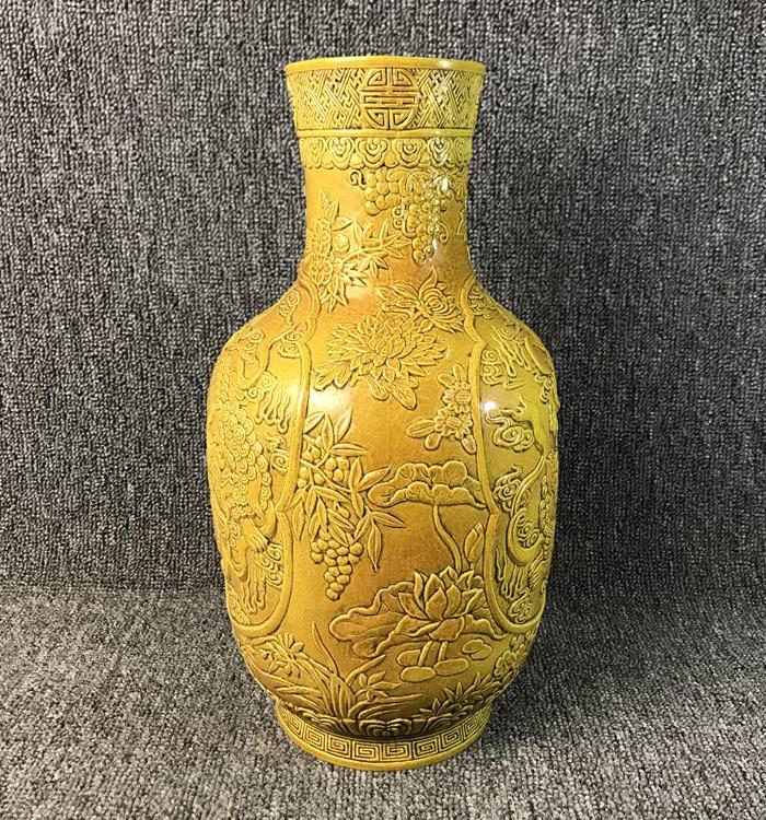 清代黄釉雕瓷狮子滚绣球棒槌瓶摆件老瓷器古玩老黄釉瓷瓶