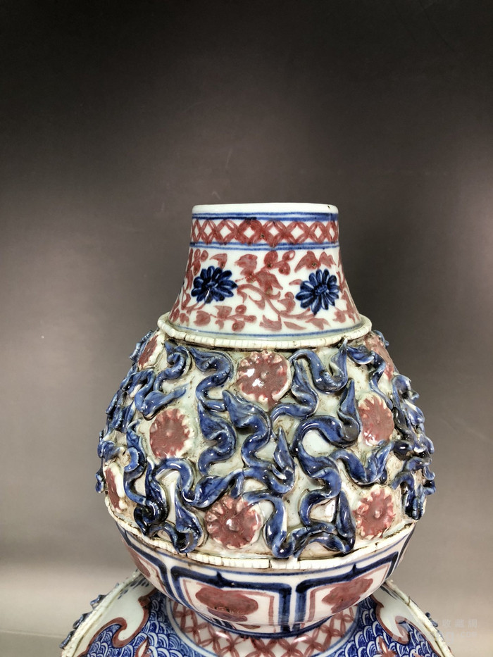 元代青花釉里红雕刻捏花葫芦瓶