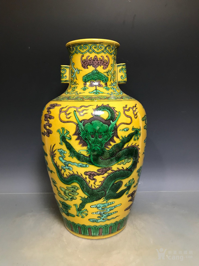 华夏古玩城 瓷器 其它 > 清乾隆素三彩龙纹贯耳瓶
