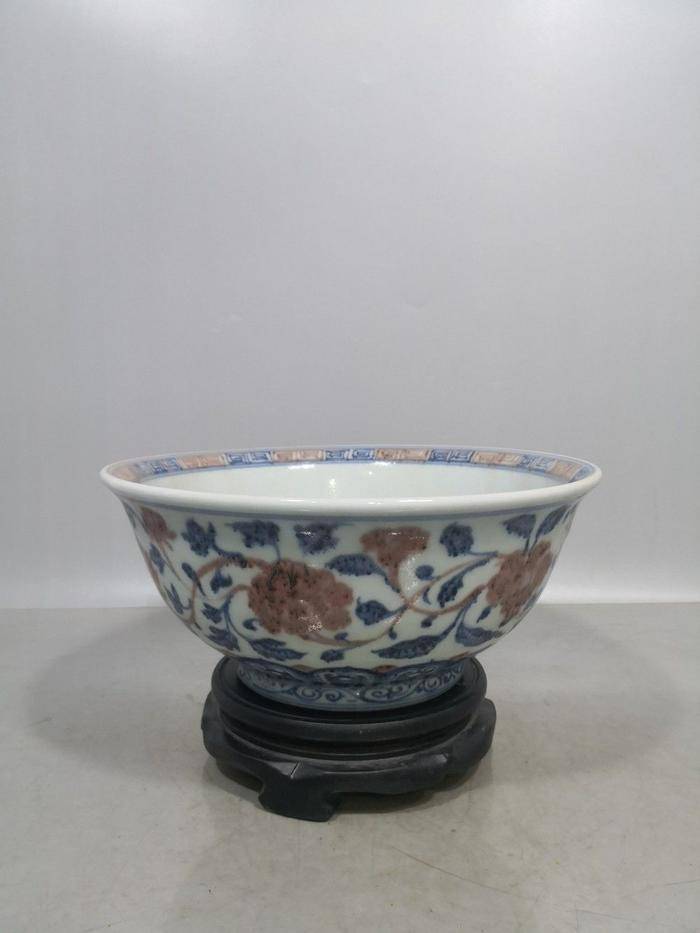 明 宣德青花釉里红缠枝莲大碗