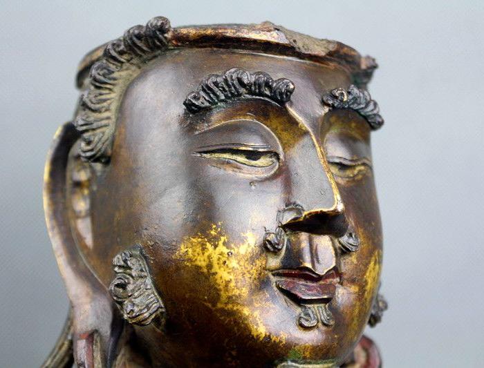 明代铜鎏金男身观音像