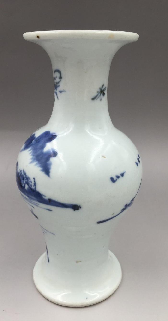 康熙德化窑青花人物瓶