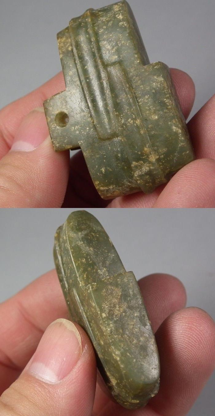 良渚文化青玉带灰*冠形器