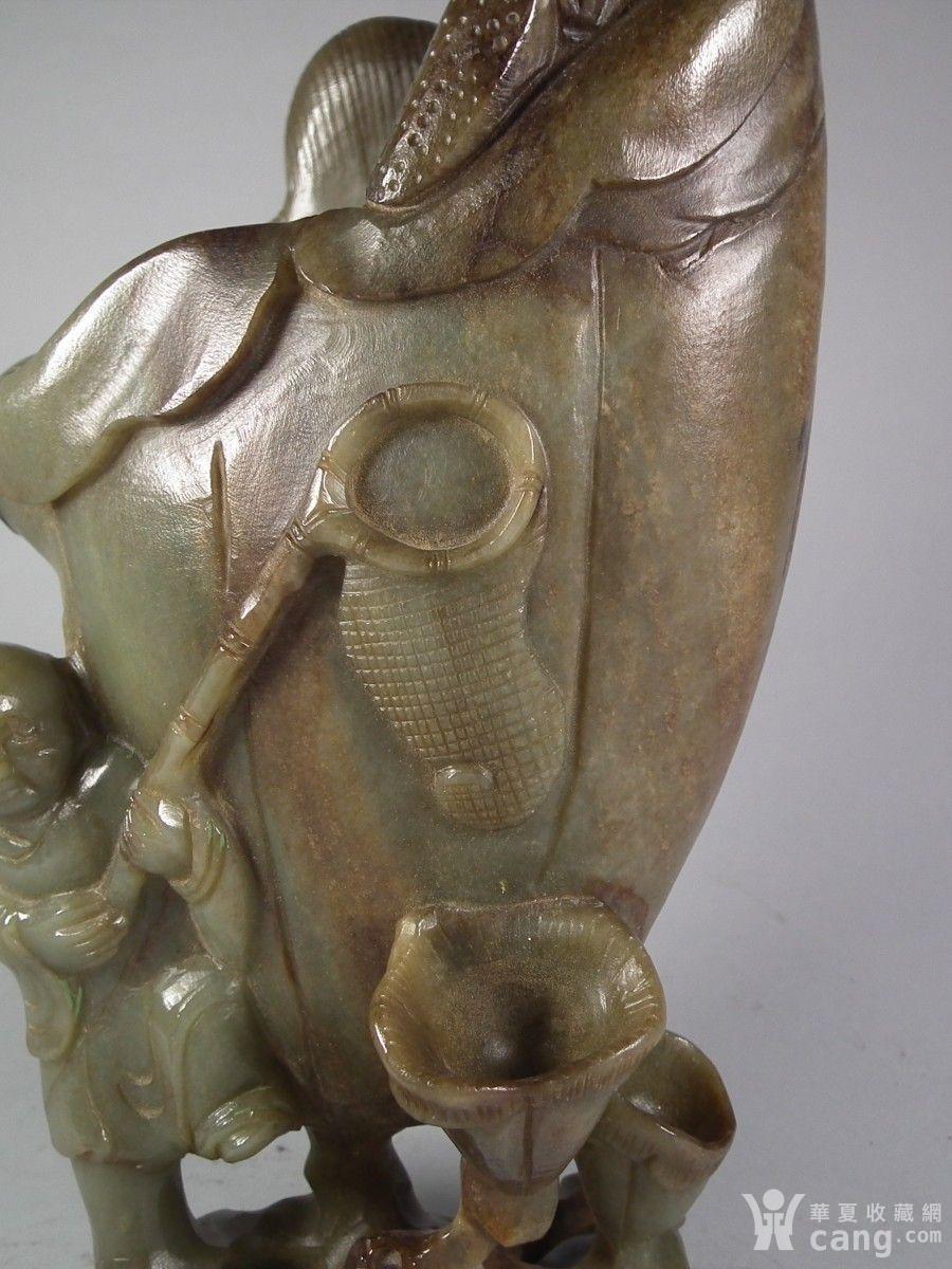 明代和田青玉带黑沁荷叶童子捕蝉大花插摆件