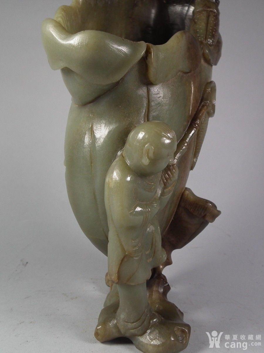 明代和田青玉带黑沁荷叶童子捕蝉大花插摆件