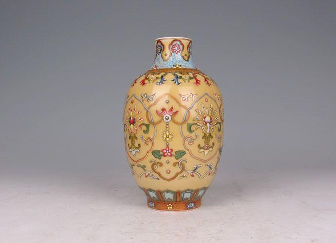 华夏古玩城 瓷器 明清 > 清乾隆 黄釉洋彩缠枝如意纹灯笼瓶 年代:清