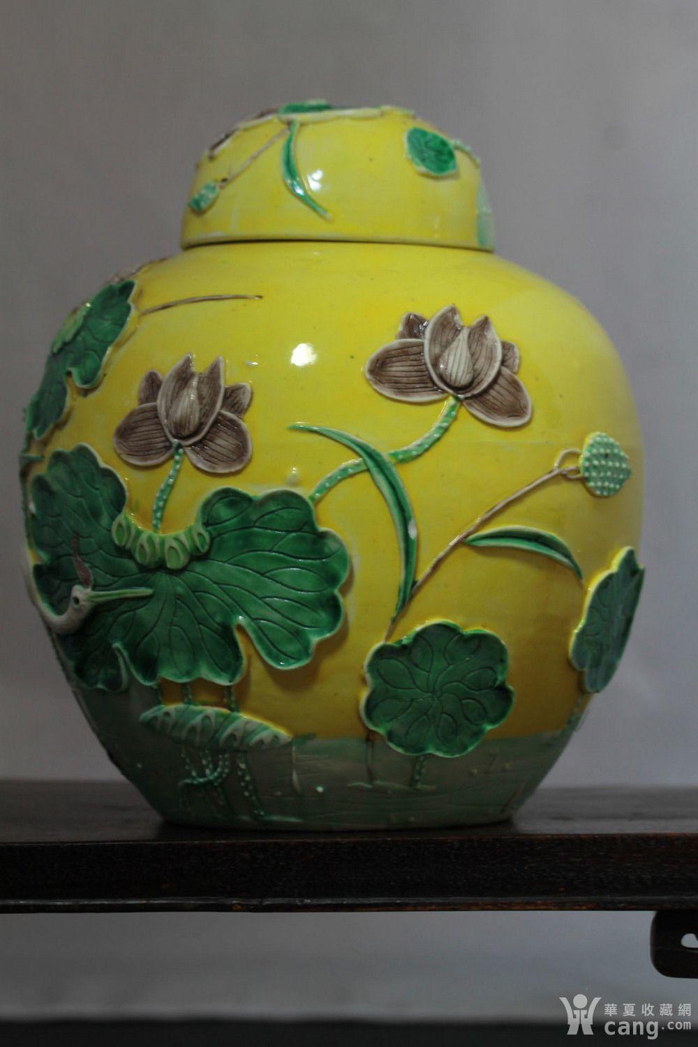 【民国】王柄荣一路连科纹黄釉雕瓷罐一对