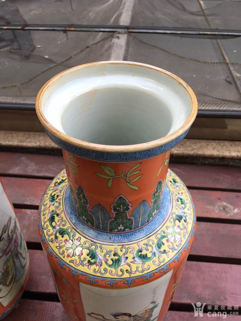 清代凡红粉彩开窗人物棒槌瓶