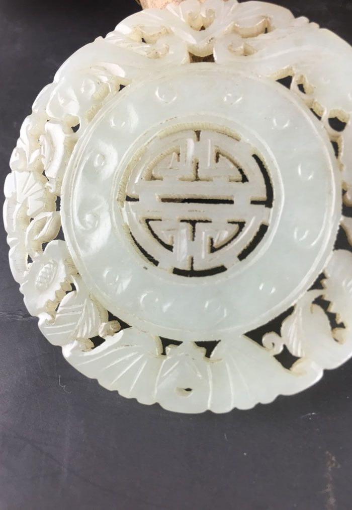 华夏古玩城 玉器 明清 > 清代和田籽料镂空寿字玉牌双面雕 年代:清朝