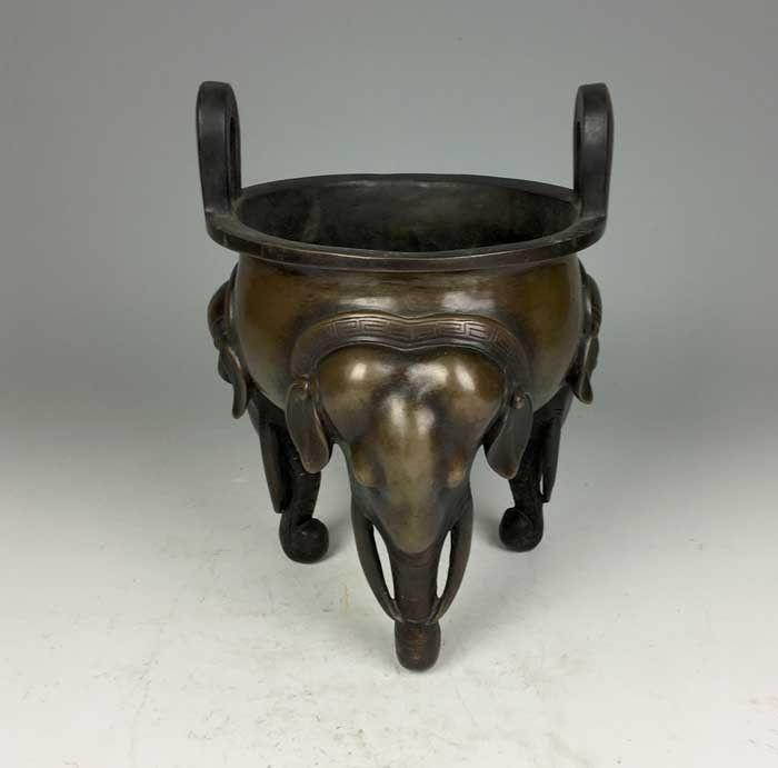清代 铜象腿三足大香炉-图1