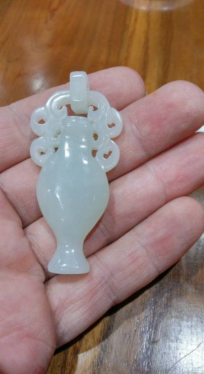 漂亮的和田玉活环花瓶挂坠 寓意:平平安安 喜欢的来!