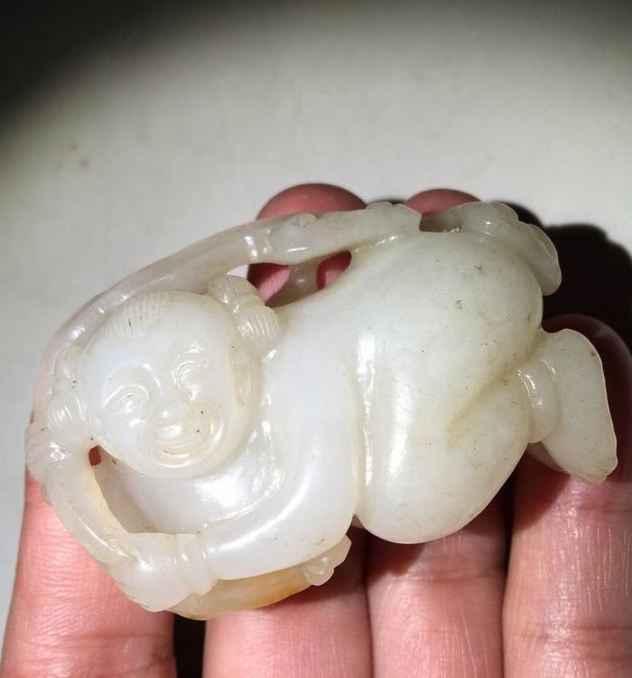 描述:                 清代早期和田白玉雕童子持