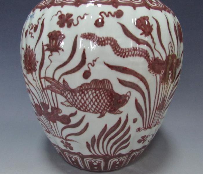 明宣德釉里红鱼藻纹大罐一对 之一