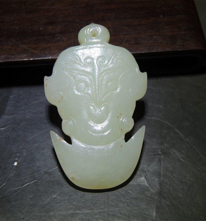 老玉和田玉,西周晚期双面纹神人面玉佩