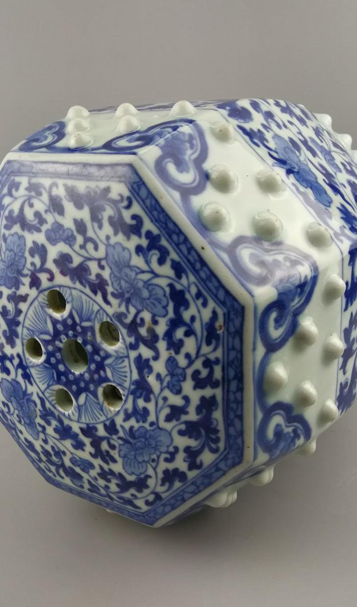 华夏古玩城 瓷器 明清 > 清嘉庆 青花缠枝牡丹纹八分鼓墩式迎手 年代