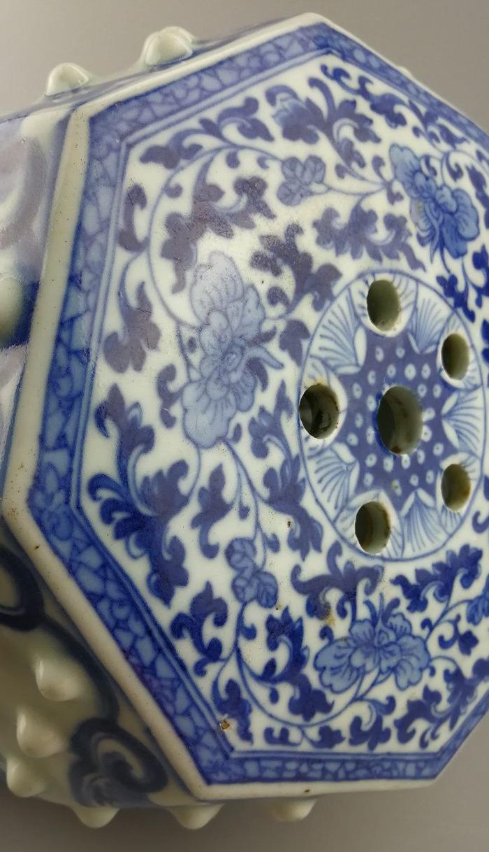 华夏古玩城 瓷器 明清 > 清嘉庆 青花缠枝牡丹纹八分鼓墩式迎手 年代