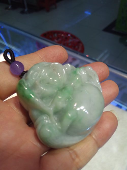 伟德国际丽江市古城区人民法院关于HH1149天然翡翠(A货)叶子吊坠1（第一次拍卖）的公告