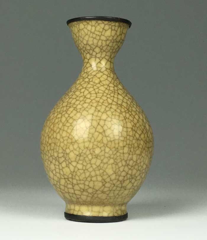 瓷器 明清 > 明代 哥窑包银边开片瓶 年代:明晚期 艺术类别:单色釉