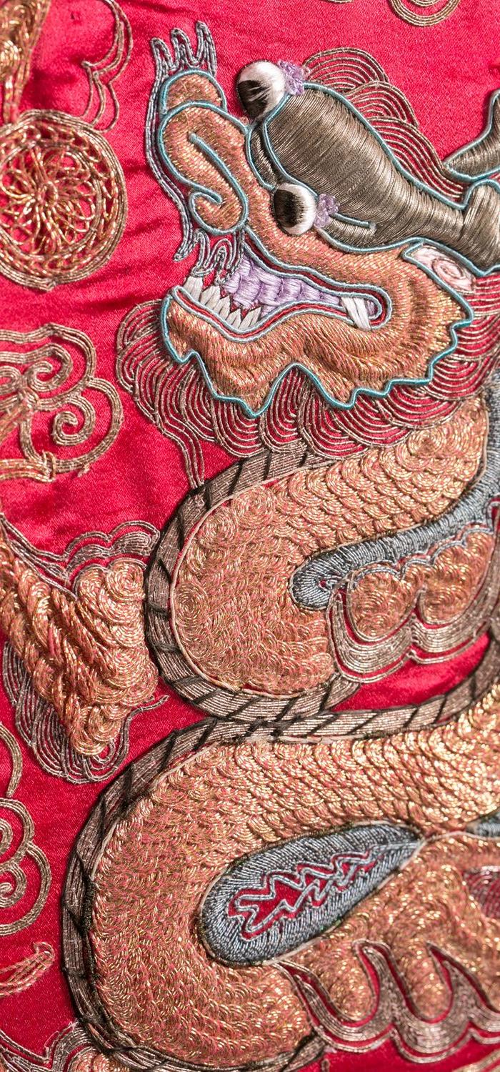 清 红地刺绣龙纹挂屏