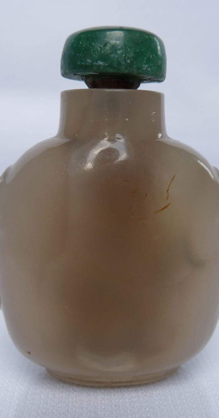 清代玛瑙雕刻鼻烟壶