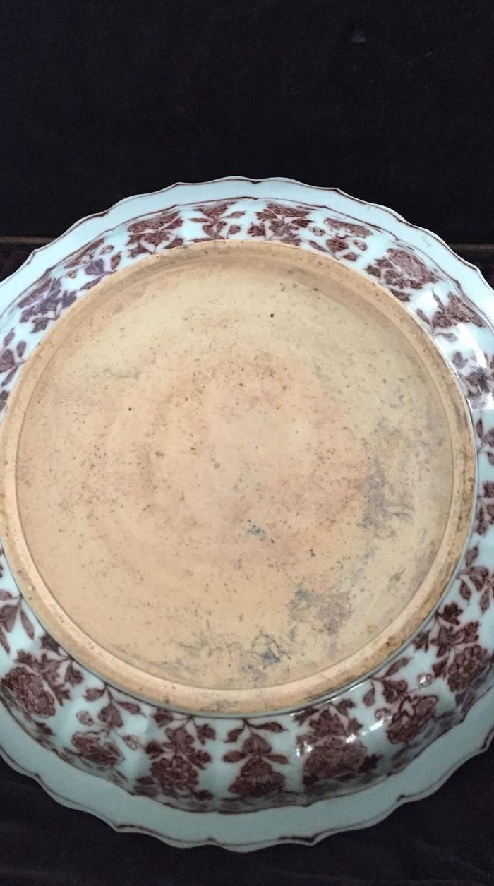 华夏古玩城 瓷器 明清 > 明洪武 釉里红大盘 年代:明早期 艺术类别:釉