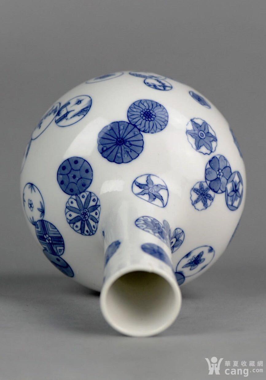 清雍正淡描青花皮球花天球瓶