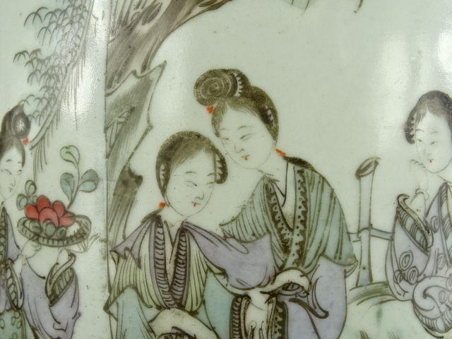 民国名家刘天成.仕女纹松叶耳粉彩瓶