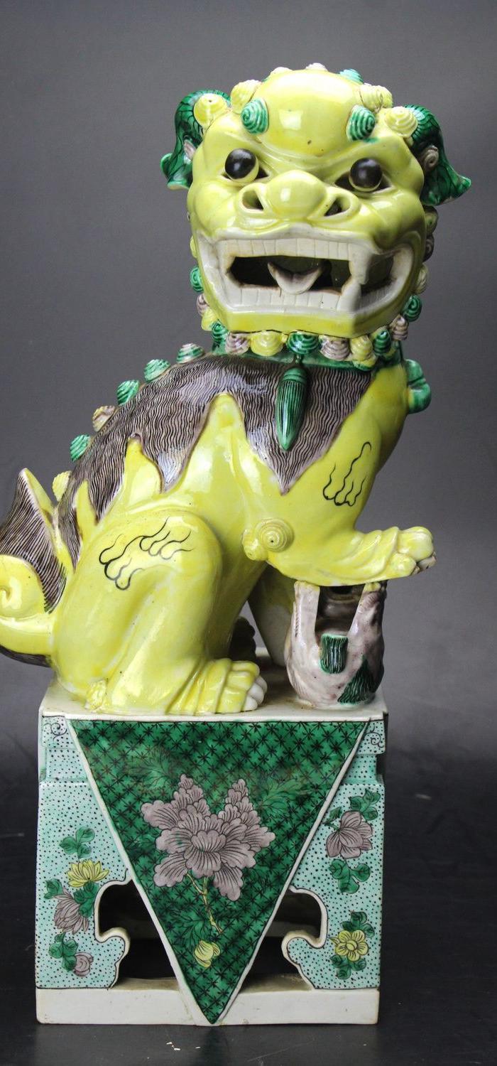 华夏古玩城 瓷器 民国 > 民国精品素三彩瓷塑大狮子一对 年代:民国