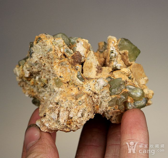 钙铝榴石原石图片