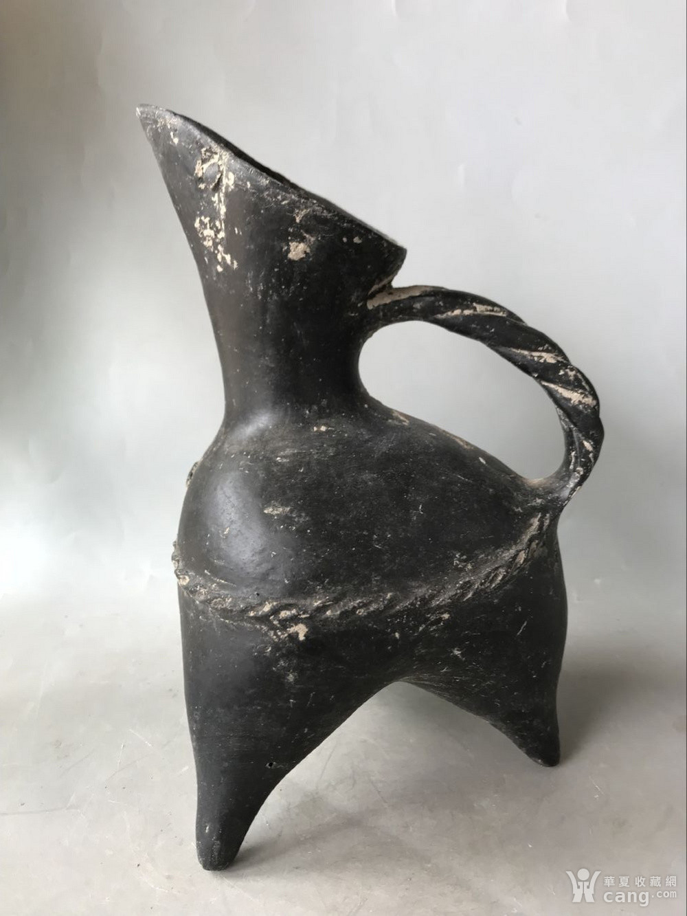 早期史前三足黑陶器