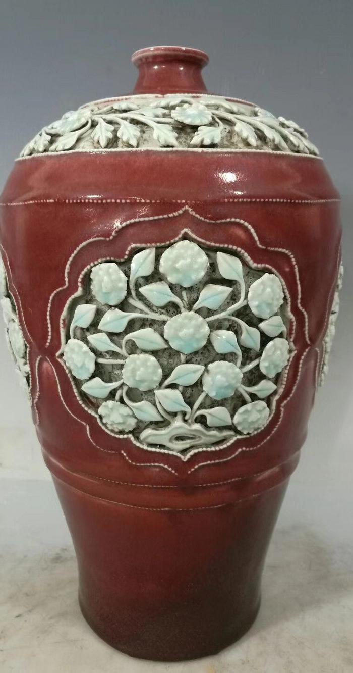 元代釉里红搂空刻纹梅瓶