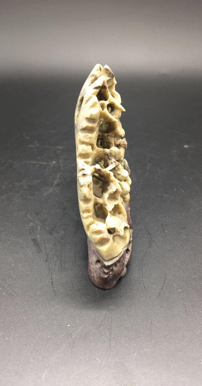 老寿山石葡萄镂空摆件