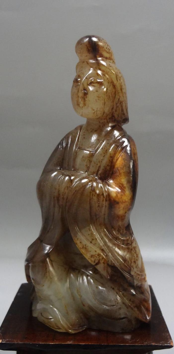 和田白玉侍女圆雕坐像摆件