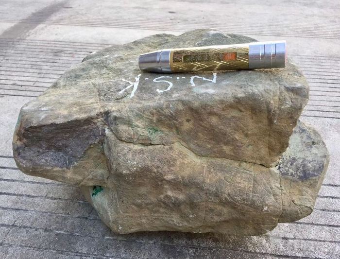 低售52斤缅甸翡翠原石赌色
