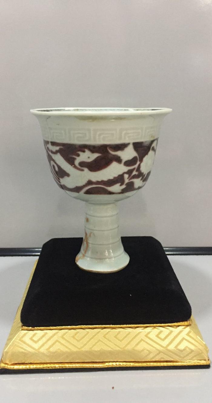 明初釉里红双凤高足杯