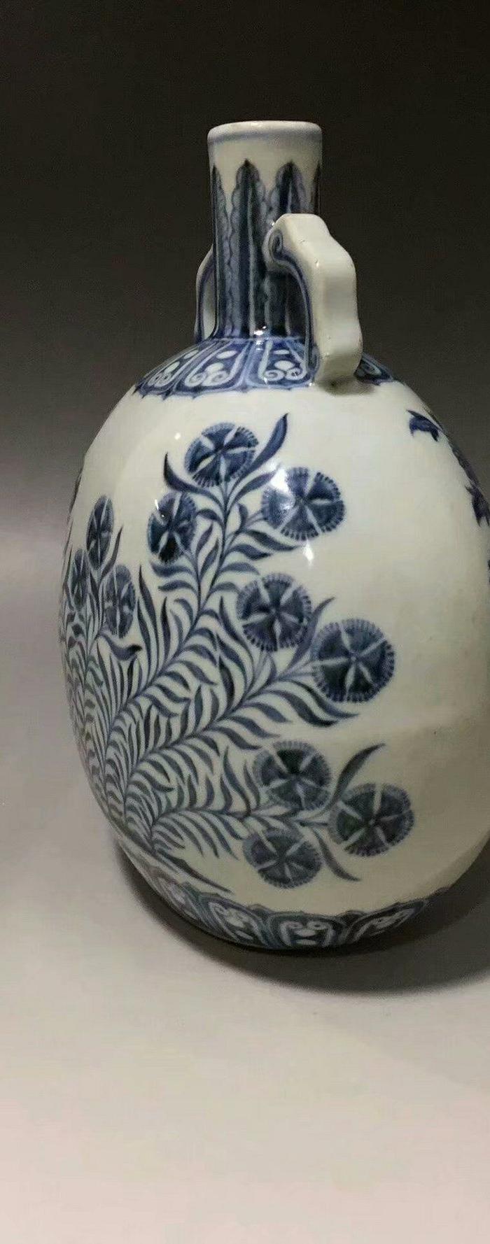 明永乐青花花卉双耳抱月瓶