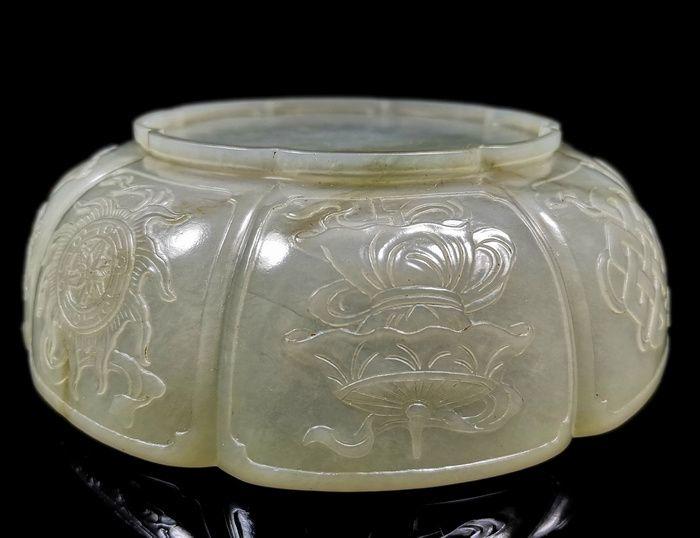 清代和田青白玉莲花形八宝碗