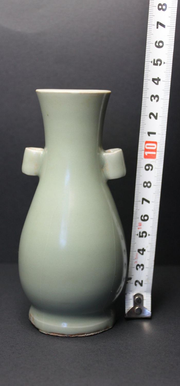 宋龙泉窑 贯耳瓶