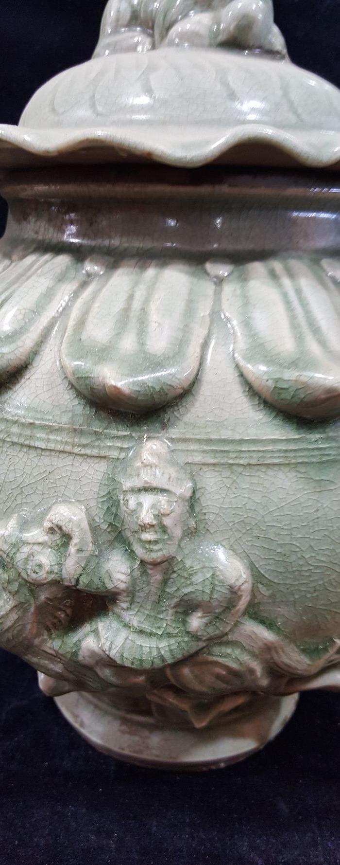 元代龙泉窑莲花罐