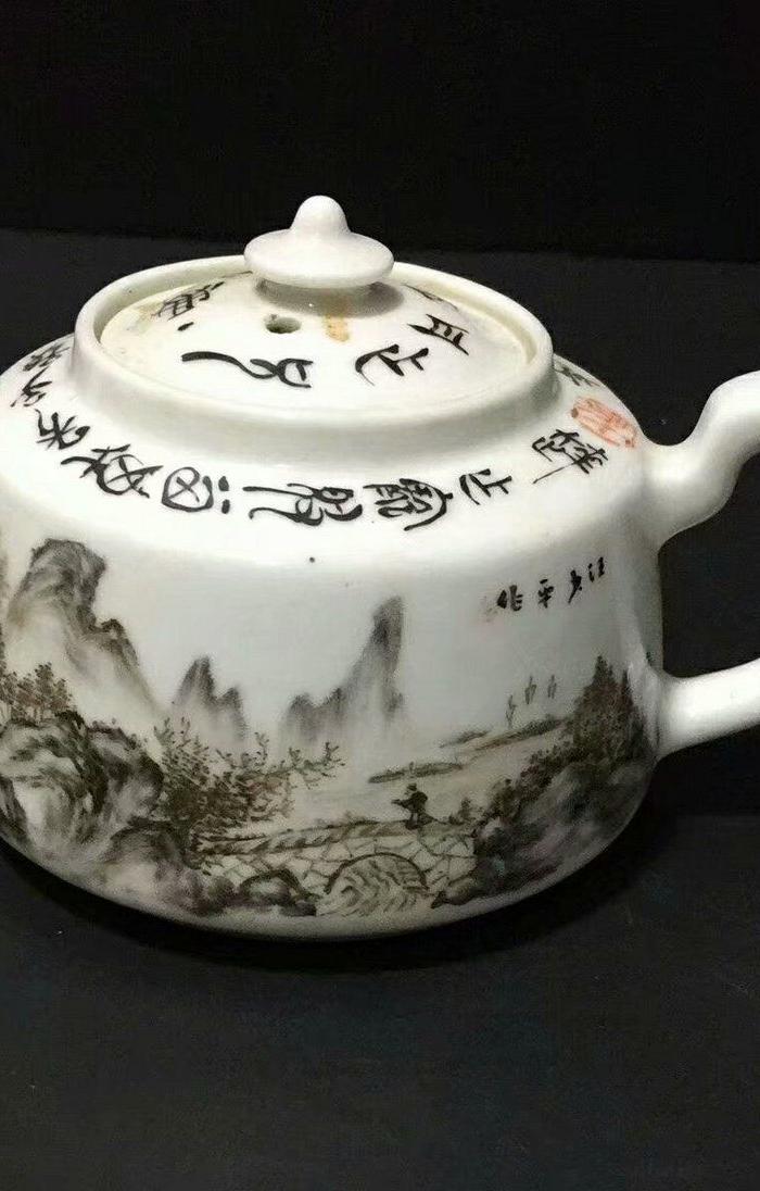 华夏古玩城 瓷器 民国 > 民国名家汪少平墨彩山水画茶壶 品相:全品