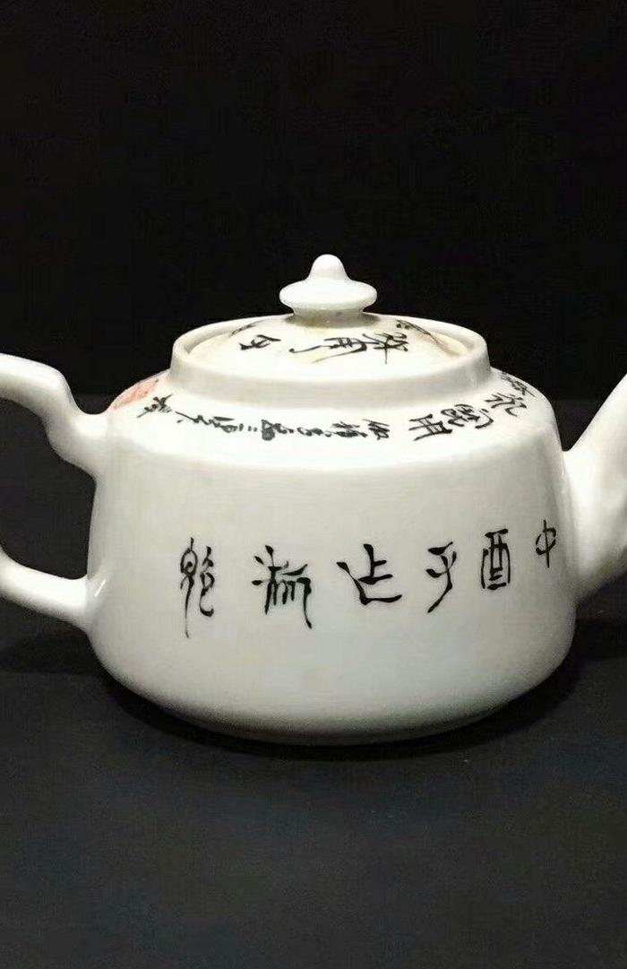 华夏古玩城 瓷器 民国 > 民国名家汪少平墨彩山水画茶壶 品相:全品