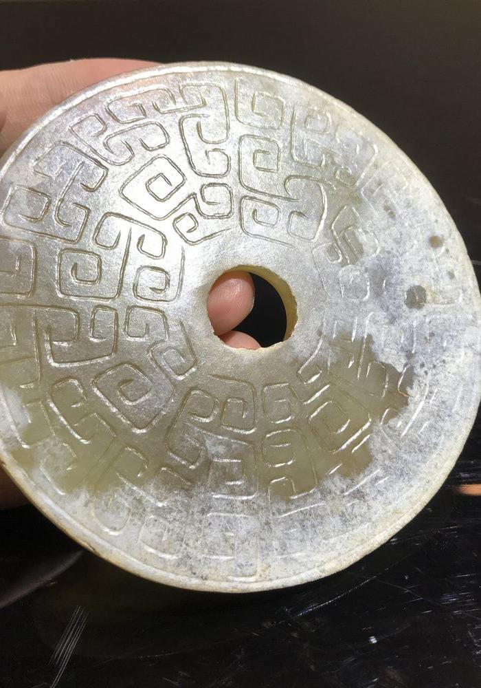 华夏古玩城 玉器 高古 > 古玉 阴刻云纹青玉壁 年代:秦两汉魏晋 表现