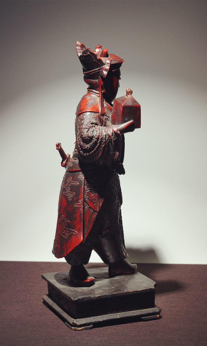 大尺寸 清代 大漆地漆线木雕关平立像