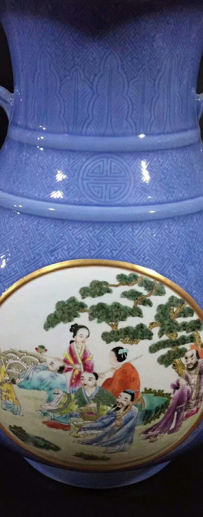 华夏古玩城 瓷器 明清 > 大清乾隆年制豆青釉开窗人物故事图双耳瓶
