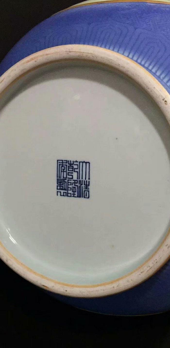 华夏古玩城 瓷器 明清 > 大清乾隆年制豆青釉开窗人物故事图双耳瓶